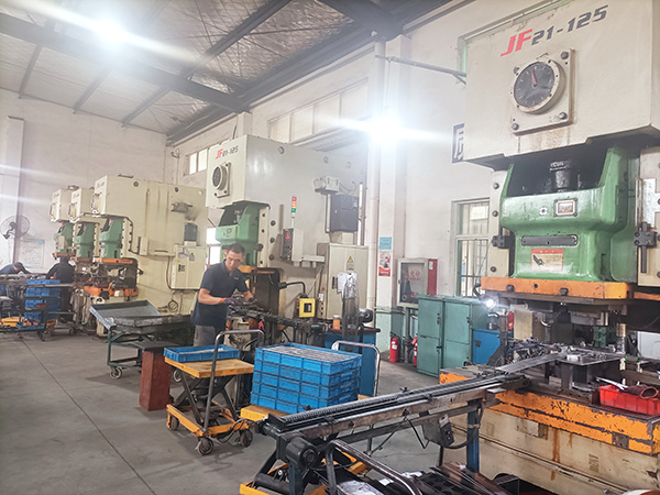 冲压工序新员工接受安全技能培训