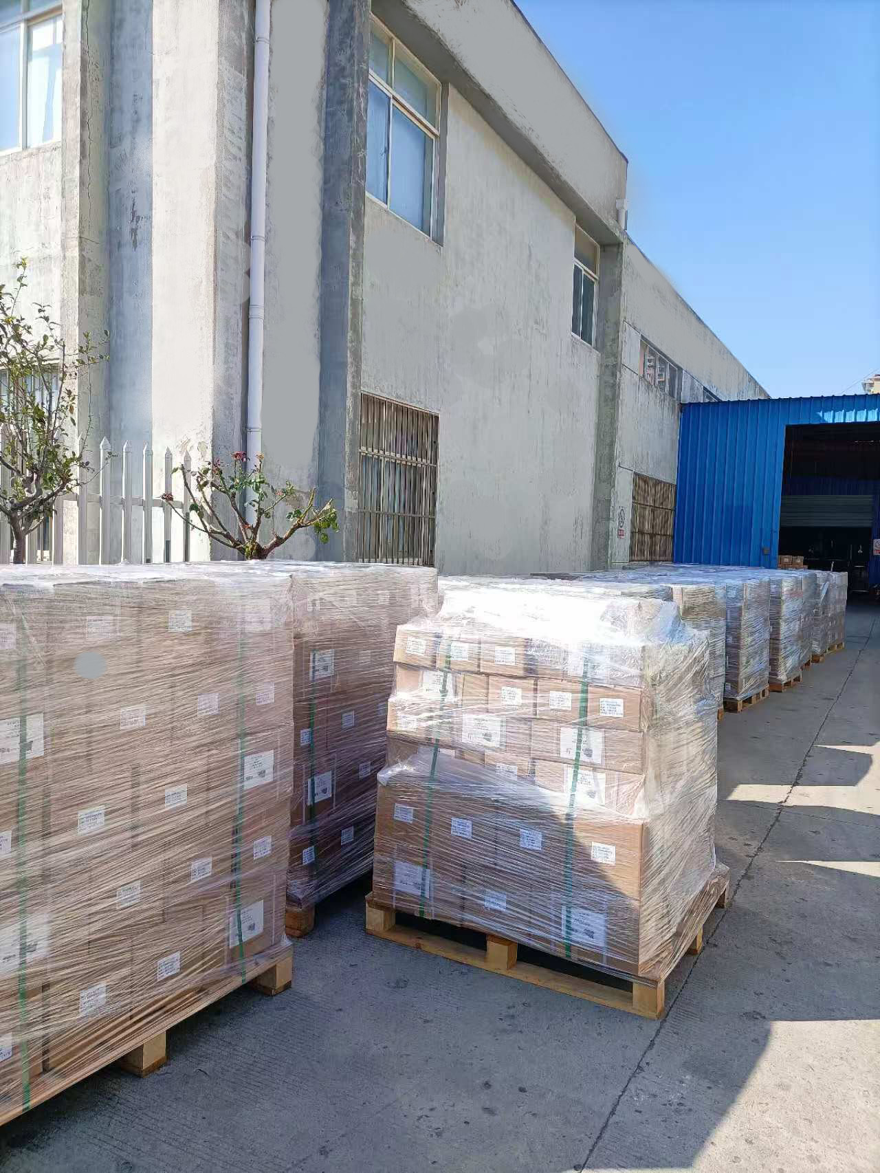 正在运输大量成品轴承灌木丛